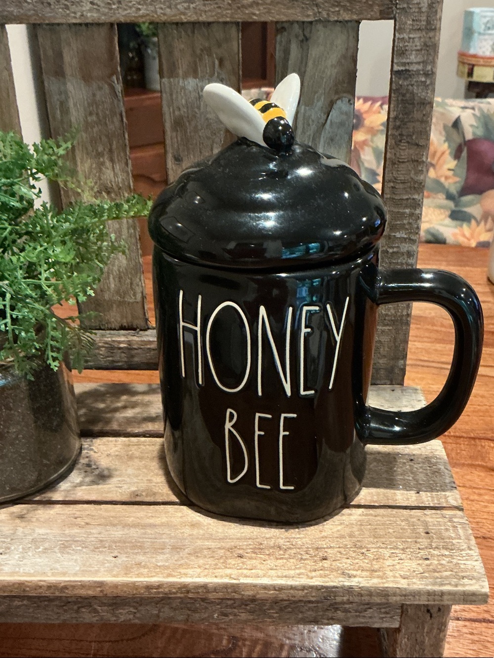EUC - Rae Dunn HONEY BEE Mug with Bee Topper